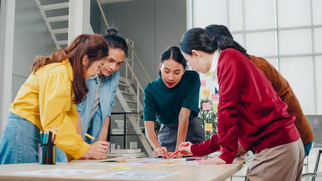 Asian businessmen and businesswomen meeting brainstorming ideas